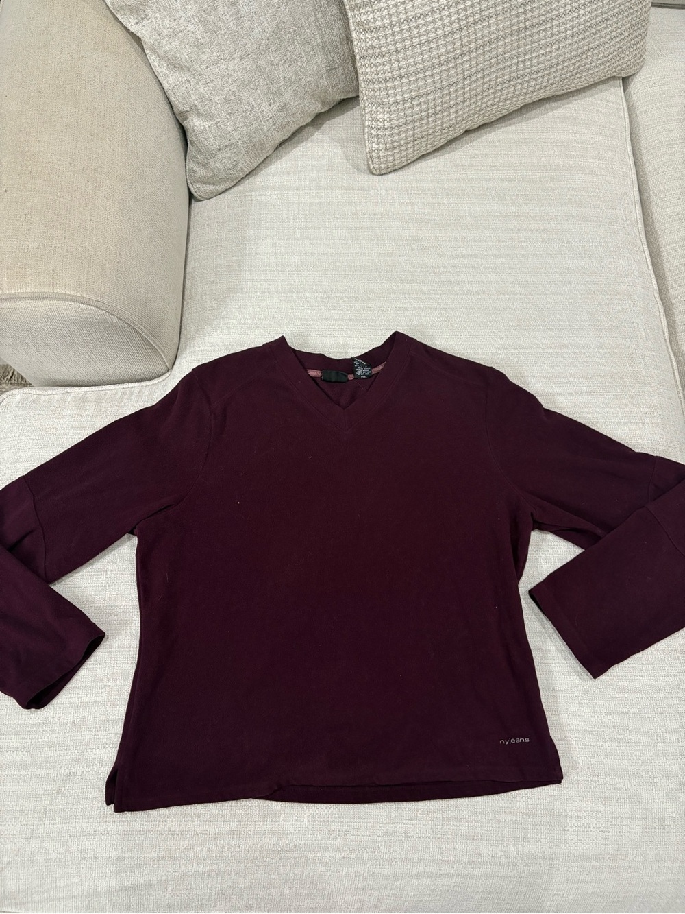 New York & Company V-neck Top in Wine